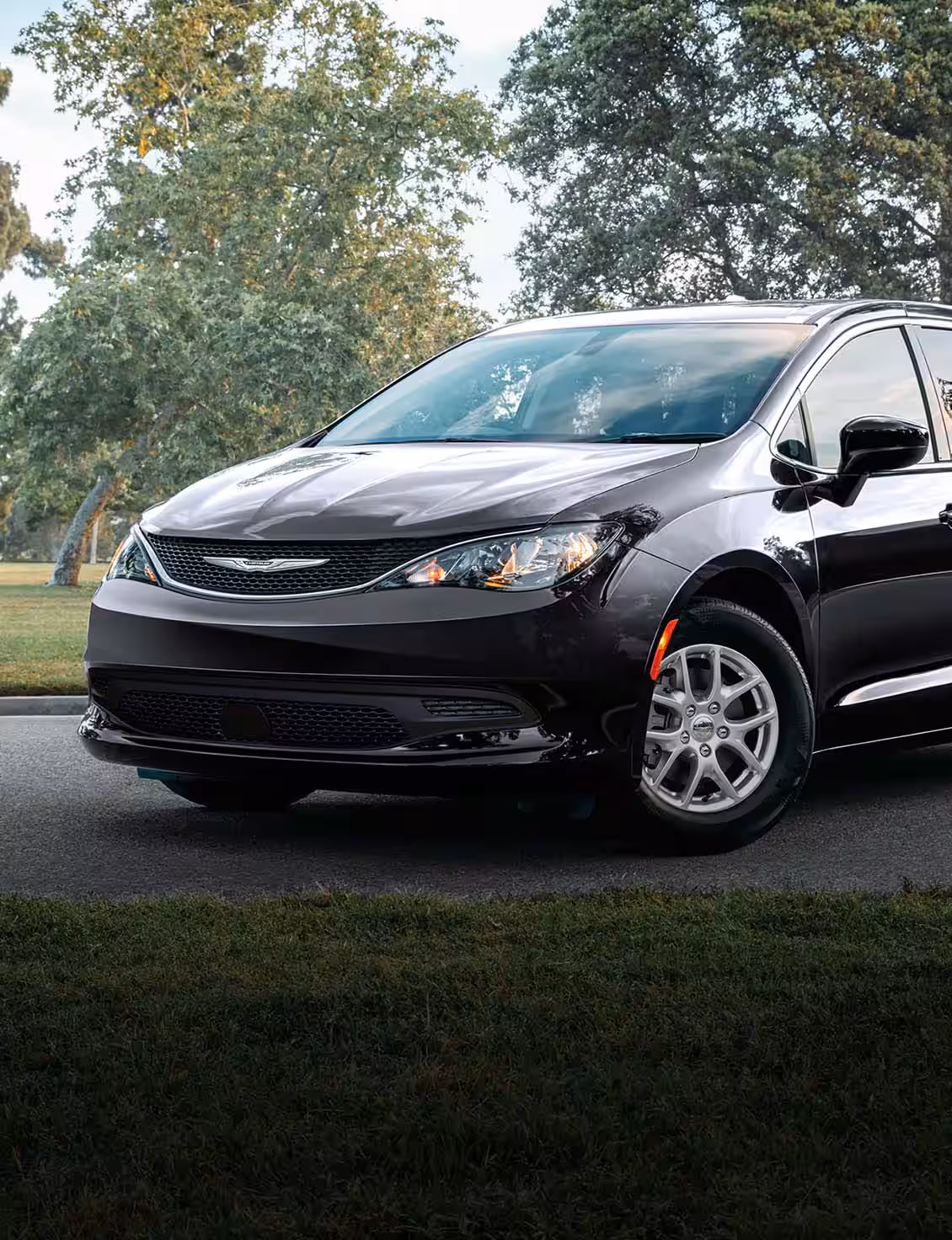 A black 2025 Chrysler 一分钟极速赛车开奖官方网站 Voyager LX.